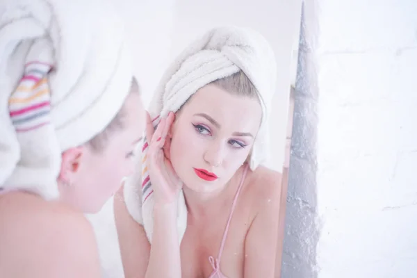 Atrakcyjna młoda kobieta owinięte ręcznik kąpielowy po prysznicem w łazience. — Zdjęcie stockowe