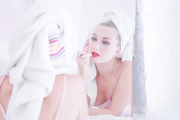 Atractiva joven envuelta con toalla de baño después de una ducha en el baño . —  Fotos de Stock