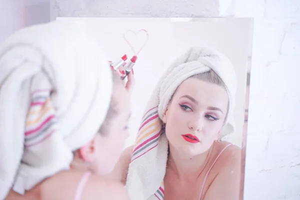 Привлекательная молодая женщина, завернутая в полотенце после душа в ванной комнате . — стоковое фото