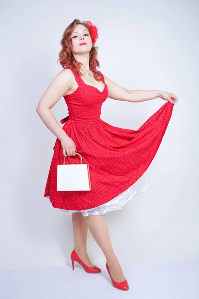 Menina bonita em pinup estilo vestido isolado no branco — Fotografia de Stock