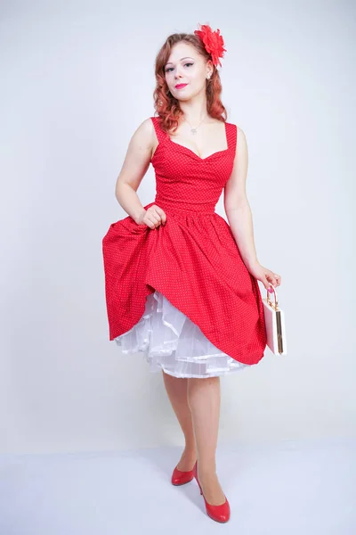 Menina bonita em pinup estilo vestido isolado no branco — Fotografia de Stock