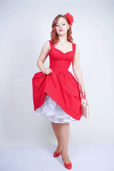 Menina bonita em pinup estilo vestido isolado no branco — Fotografia de Stock