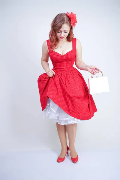 Menina bonita em pinup estilo vestido isolado no branco — Fotografia de Stock