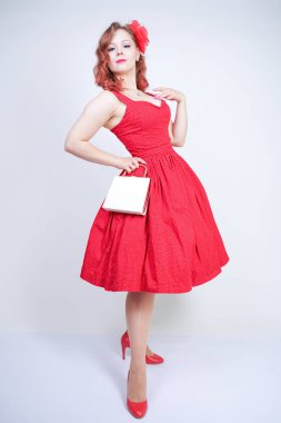 Pinup tarzı elbise güzel kız beyaz izole