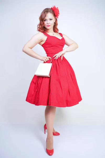 Menina bonita em pinup estilo vestido isolado no branco — Fotografia de Stock