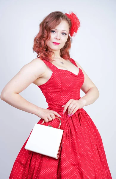 Menina bonita em pinup estilo vestido isolado no branco — Fotografia de Stock