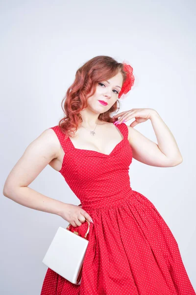 Menina bonita em pinup estilo vestido isolado no branco — Fotografia de Stock