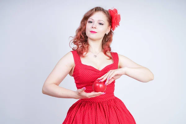 Sexy mladá holčička s červeným jablkem v ruce — Stock fotografie