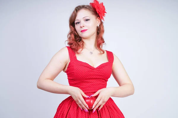 Szexi fiatal pin-up lány, kezében piros Alma a kezében — Stock Fotó
