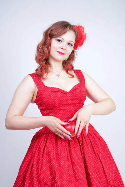 Сексуальная молодая девушка с красным яблоком в руке — стоковое фото
