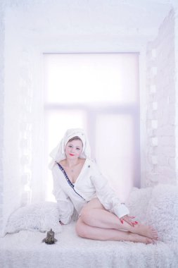 retro vintage kahve fincanı ile güzel kız pin-up tarzı portre