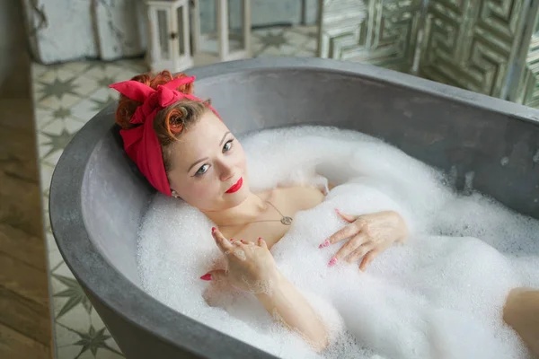 Sexy mujer frota el cuerpo con espuma en el baño — Foto de Stock