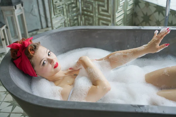 Femme sexy frotte le corps avec de la mousse dans le bain — Photo