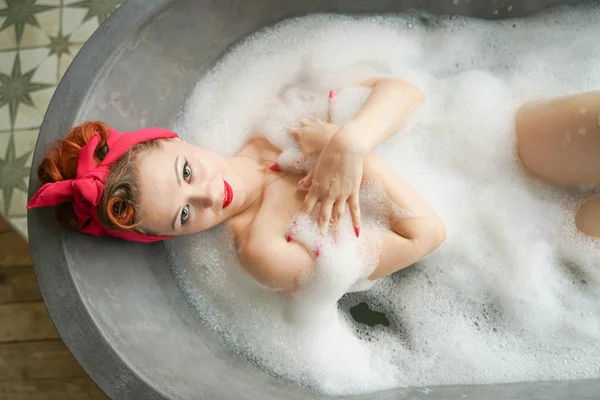 Sexy mujer frota el cuerpo con espuma en el baño —  Fotos de Stock