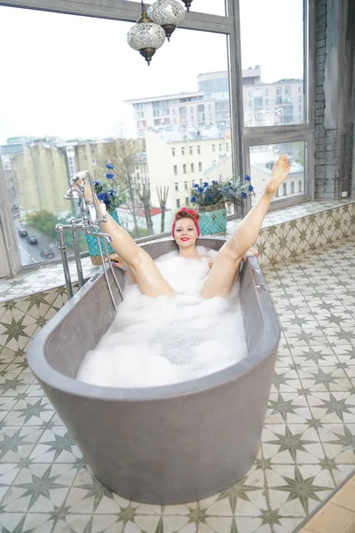 Sexy Frau reibt den Körper mit Schaum in der Badewanne — Stockfoto