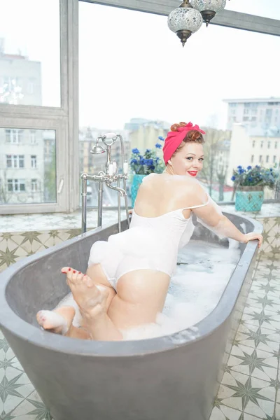 Сексуальная женщина натирает тело пеной в ванной — стоковое фото
