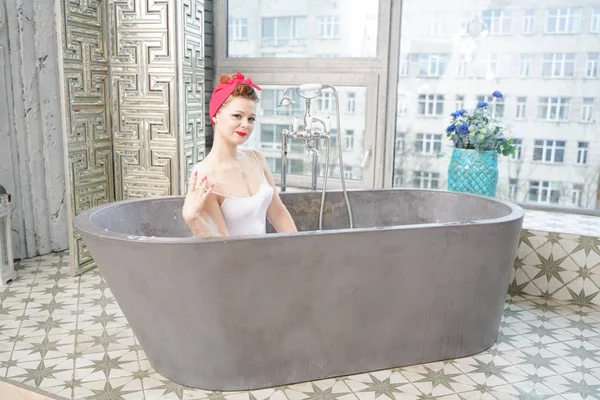 Sexy mujer frota el cuerpo con espuma en el baño — Foto de Stock