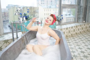 Baştan çıkarıcı kadın banyosunda şampanya ile rahatlatıcı banyo alıyor