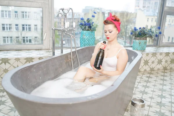 Femme séduisante prenant un bain relaxant avec du champagne dans son bain — Photo