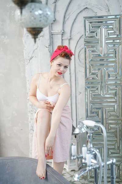 Mladá žena si užívá luxusního domova. Měkká fotka dívky v bílém ručníku. — Stock fotografie