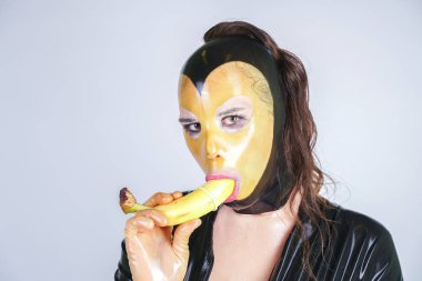 lateks fetiş artı beyaz izole stüdyo arka plan üzerinde muz ile boyutu kişi