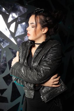 Siyah stüdyo arka plan üzerinde güzel goth moda şık kız