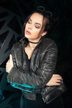 Siyah stüdyo arka plan üzerinde güzel goth moda şık kız