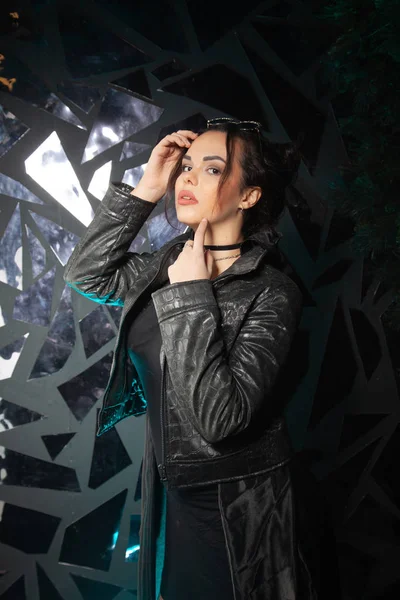 Vacker Goth mode snygg tjej på svart Studio bakgrund — Stockfoto