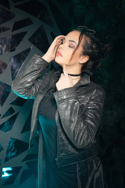 Siyah stüdyo arka plan üzerinde güzel goth moda şık kız — Stok fotoğraf