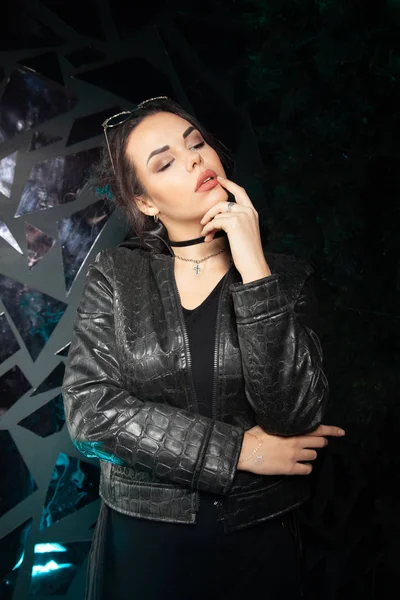Hermosa chica de moda gótica con estilo en fondo de estudio negro — Foto de Stock