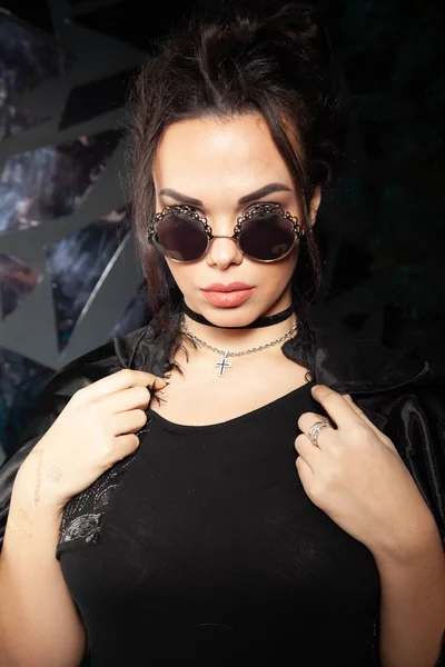 Gyönyörű goth divat stílusos lány fekete stúdió háttér — Stock Fotó