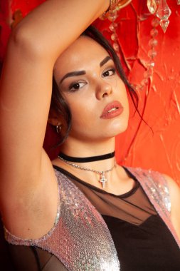 Kırmızı arka plan üzerinde pürüzsüz koltuk altı ile Moda genç kadın