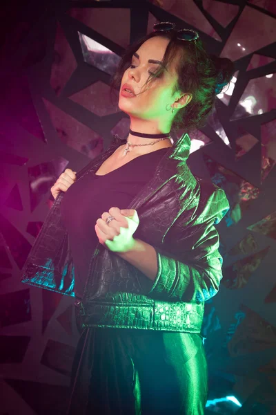 neon boya kişinin başı. siyah arka plan üzerinde kız yakın çekim.