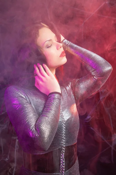 Futurista persona de moda espacial en traje de plata con estilo en el humo — Foto de Stock