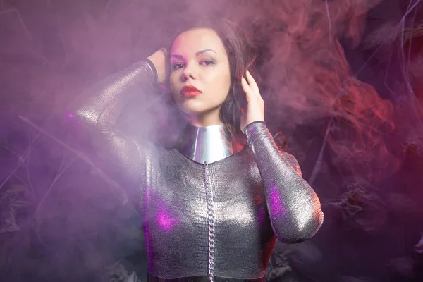 Futurista persona de moda espacial en traje de plata con estilo en el humo —  Fotos de Stock