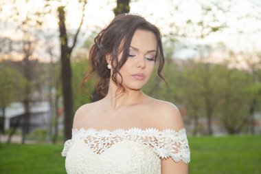 Şehirde tek başına yürüyen dantel uzun denizkızı tarzı elbise Gelin