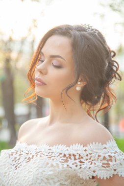 Şehirde tek başına yürüyen dantel uzun denizkızı tarzı elbise Gelin