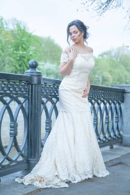 Şehirde tek başına yürüyen dantel uzun denizkızı tarzı elbise Gelin