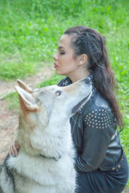 Kurt ve köpek gerçek karışımı hayvan ile Yetişkin güzel model kız