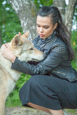 Kurt ve köpek gerçek karışımı hayvan ile Yetişkin güzel model kız