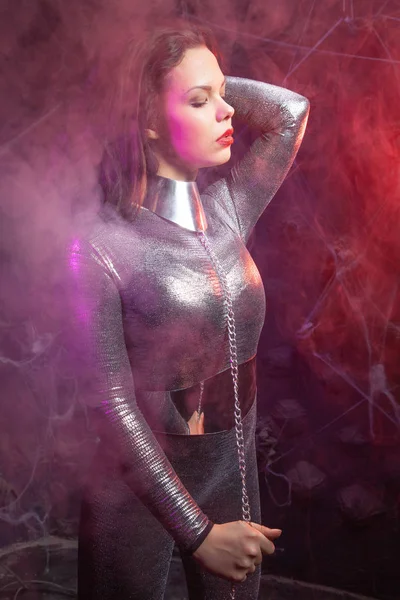Futuristische Space Fashion Person in silbernem stylischem Outfit im Rauch — Stockfoto