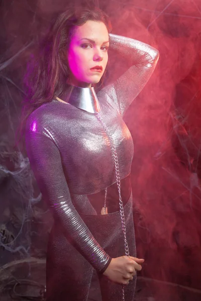 Futuristisk Space Fashion person i silver Snygg outfit i röken — Stockfoto