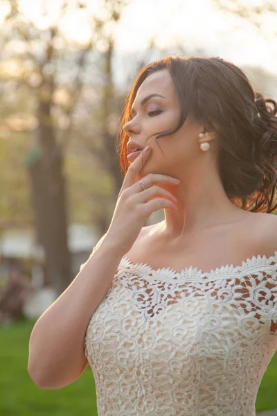 Mariée en dentelle longue robe de style sirène marchant seule dans la ville — Photo