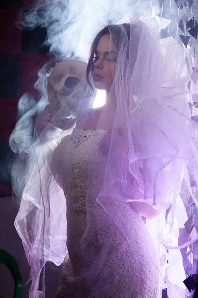 Ritratto della bella sposa contro una luce all'interno nel fumo — Foto Stock
