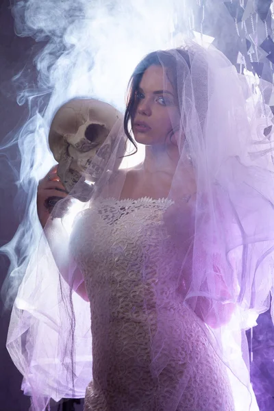 Portrait de la belle mariée contre une lumière à l'intérieur dans la fumée — Photo