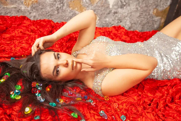 Portrait de style de mode d'une femme sensuelle en robe à paillettes argent — Photo