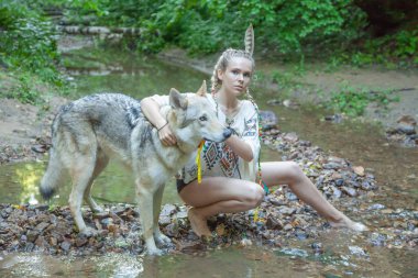 yalnız derin ormanda onu kurt köpek ile ince etnik kız