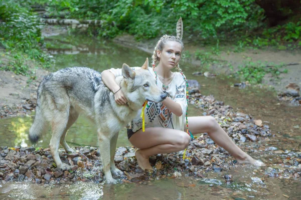 Mince ethnique fille avec son chien loup dans la forêt profonde seul — Photo