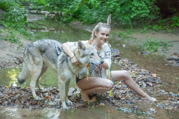 Štíhlá etnická dívka se svým vlčím psem v hlubokém lese sama — Stock fotografie