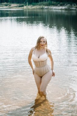 artı korse iç çamaşırı kıvrımlı rakam ile boyutu kadın. kafkas xxl tombul kız yüzmek istiyorum.